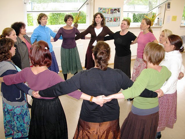 Im westlichen Dialekt ist der Ort des Tanzes meist die Kneipe. Die meisten der unorganisierten Tanzpartys, die in anderen Teilen des ungarischen Sprachraums noch üblich sind, gibt es hier nicht. Die soziale Schichtung der Bauernschaft ist im Zusammenhang mit den wenigen, aber besser organisierten Tanzfesten und Bällen stärker ausgeprägt.