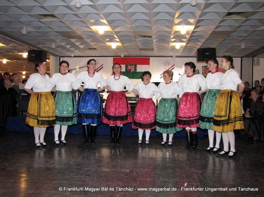 Die ungarische Volksmusik ist ein klangvolles Mosaik aus Geschichte, Emotionen und Tradition. Sie verwebt die vielfältigen Einflüsse, die die ungarische Kultur geprägt haben, in eine harmonische Melodie.